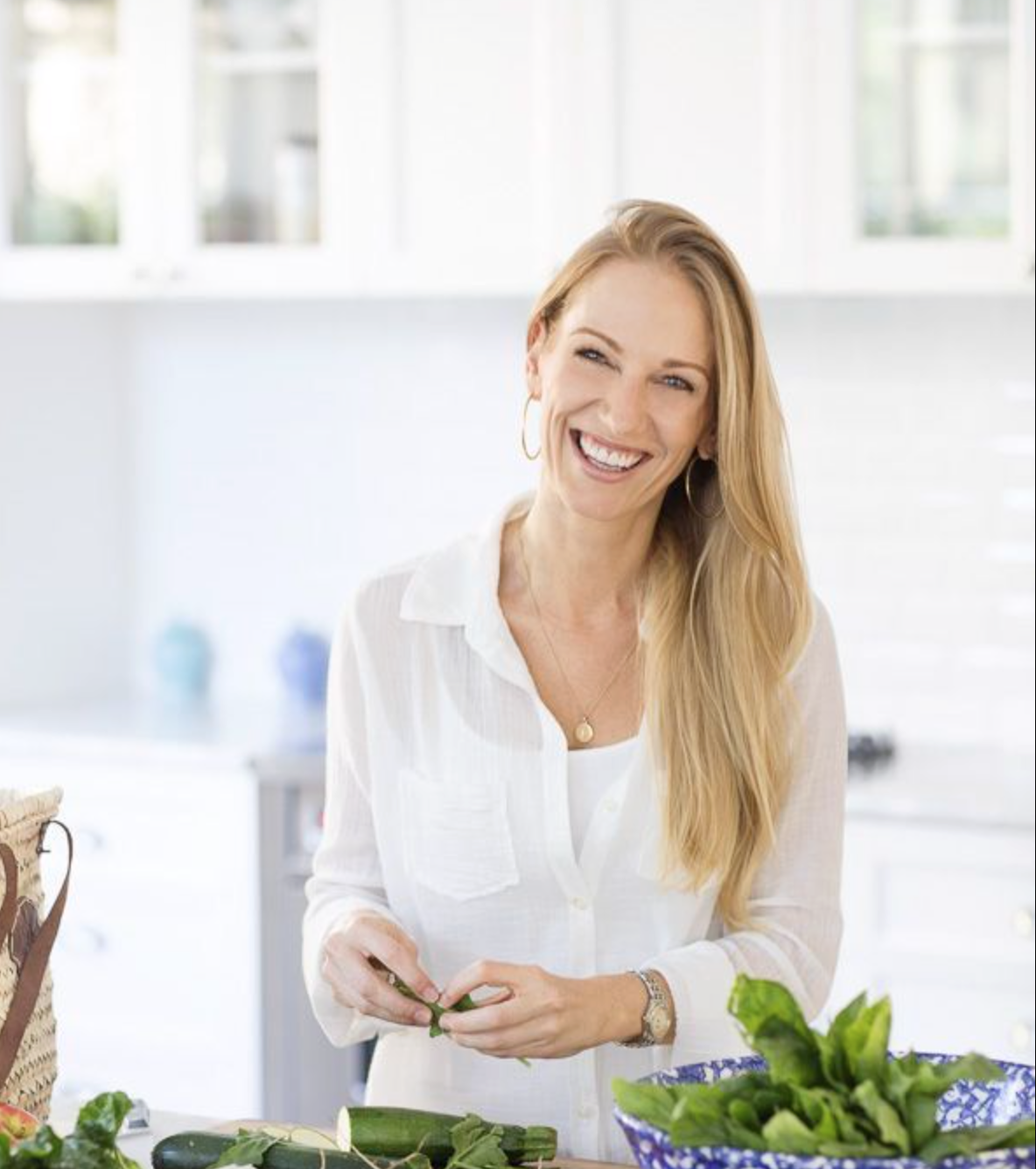 Nutrizionista professionista che prepara verdure fresche